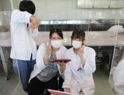 埼玉歯科技工士専門学校ブログ同級生とポーズ