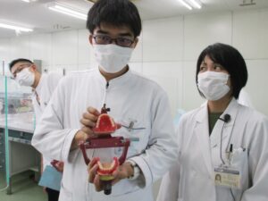 埼玉歯科技工士専門学校ブログ入れ歯と学生と先生
