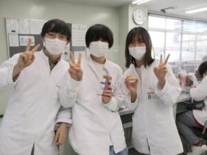 埼玉歯科技工士専門学校ブログ同級生3名とポーズ