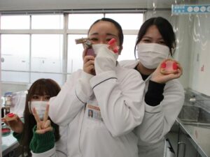 埼玉歯科技工士専門学校ブログ同級生3名とポージング