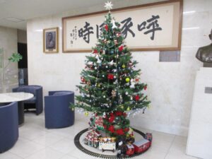 埼玉歯科技工士専門学校ブログ2022年12月ロビークリスマスツリー