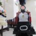 埼玉歯科技工士専門学校ブログ2022年12月ロビークリスマスツリーの機関車