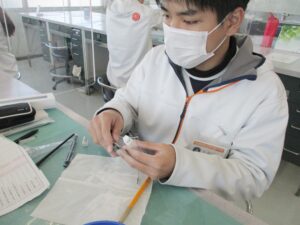 埼玉歯科技工士専門学校ブログ2023年2月歯型彫刻1