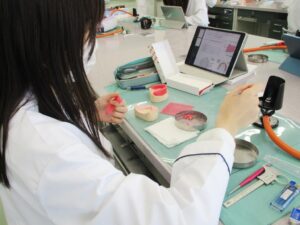 埼玉歯科技工士専門学校ブログ_2025年5月実習風景3