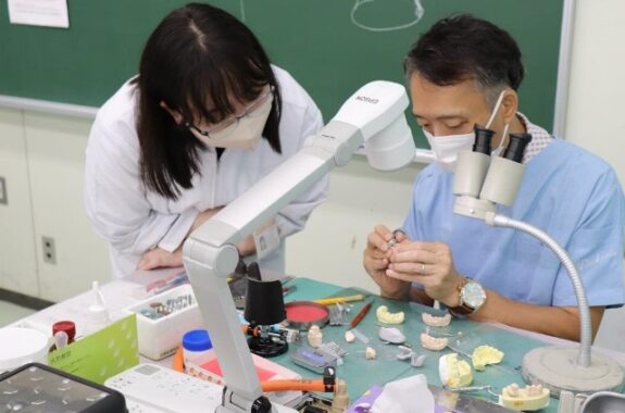 実技授業 | 埼玉歯科技工士専門学校【公式】 - 埼玉の大宮で医療系技術